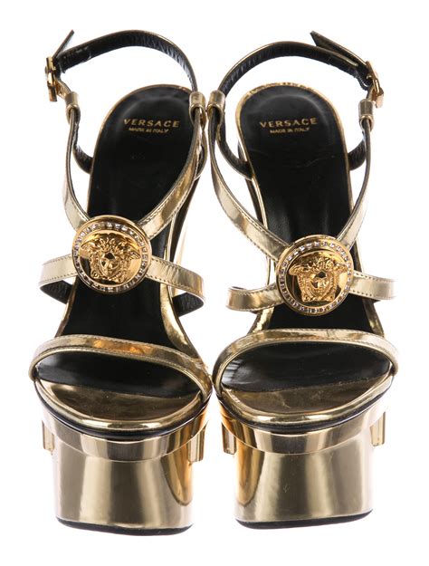 versace la medusa shoes|Versace Medusa detail round heels.